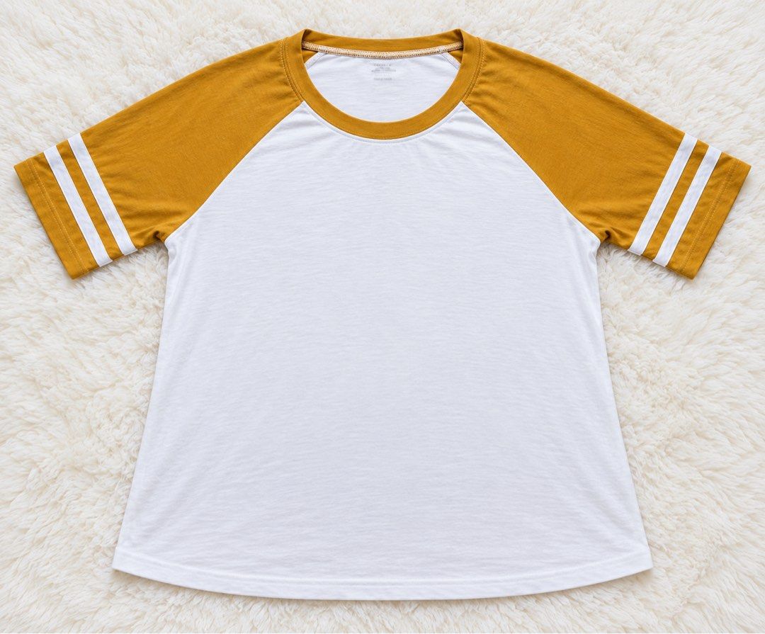 American Eagle Tshirt (Category: Shirts) located in San Fernando. Submitted by maindaysanik2x (Listing ID 1470063420, Image 1). Description: Size:medium on tag but can fit Med-Large .
