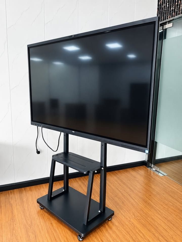AOC Interactive Touch Screen Display with Mobile Stand (Category: Monitor Screens) located in Paranaque City. Submitted by digitalconcept.corp (Listing ID 1469971209, Image 3). Description: - Large AOC interactive flat panel display with responsive touch screen - Pre-installed Windows 10 OS, ideal for presentations and teaching - Mounted on a sturdy, heavy-duty black rolling cart with smooth caster wheels - Includes dual-tier utility shelves for 