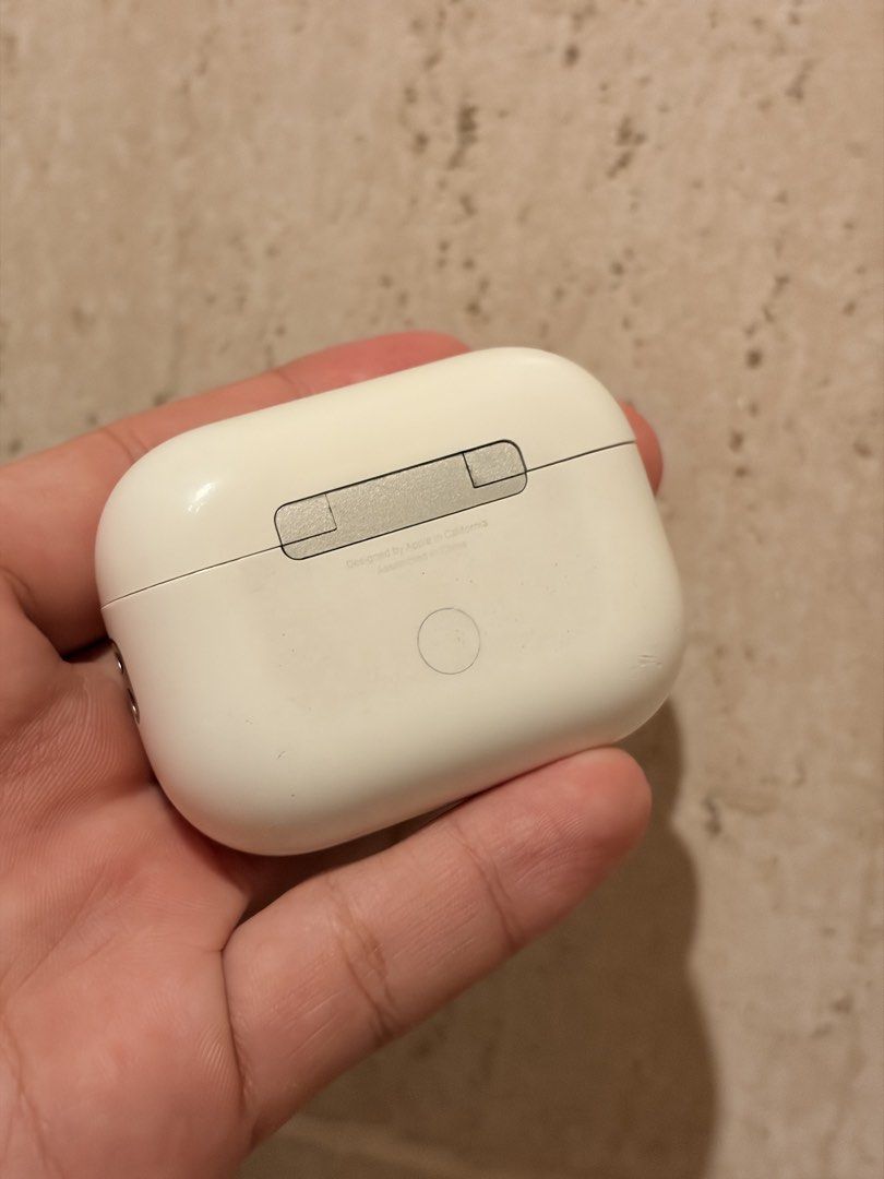 Apple AirPods Pro 2 (Category: Headphones & Headsets) located in Makati City. Submitted by jaeclee0 (Listing ID 1470049532, Image 2). Description: - Authentic Apple AirPods Pro (White) - Includes charging case and attached silicone tips - Case shows light, normal signs of handling with minor smudges and dust near the hinge - Fully functional and ready for your daily commute or workouts ISSUE: Has heat discoloration from use but does not affect ba