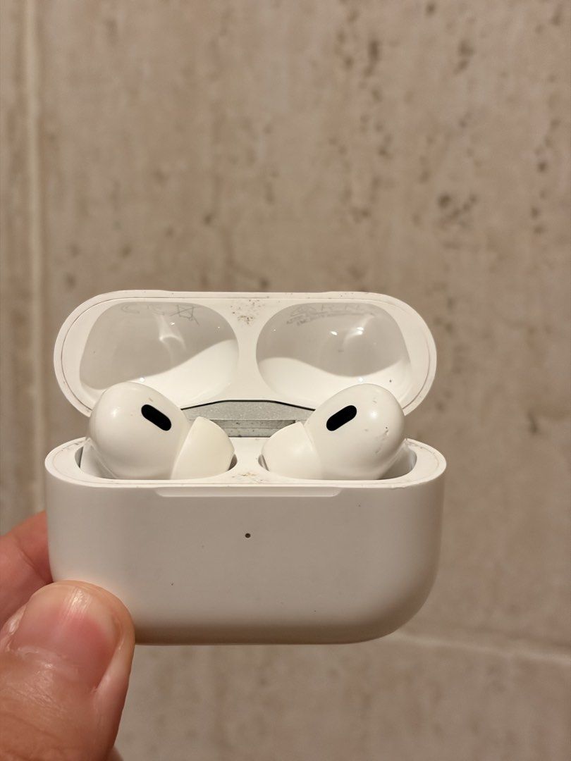 Apple AirPods Pro 2 (Category: Headphones & Headsets) located in Makati City. Submitted by jaeclee0 (Listing ID 1470049532, Image 3). Description: - Authentic Apple AirPods Pro (White) - Includes charging case and attached silicone tips - Case shows light, normal signs of handling with minor smudges and dust near the hinge - Fully functional and ready for your daily commute or workouts ISSUE: Has heat discoloration from use but does not affect ba