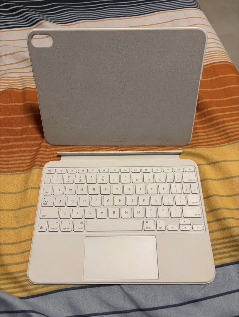 Apple Magic Keyboard Folio for iPad (Category: Laptops & Notebooks) located in Bulacan. Submitted by sopiyabbb (Listing ID 1469973504, Image 2). Description: - for a16 and 10th gen - see photo for condition - smudges, dirts - see photo for condition - can do meet up around mnl NEGOTIBALE AND CAN DO INSTALLMENT!!.