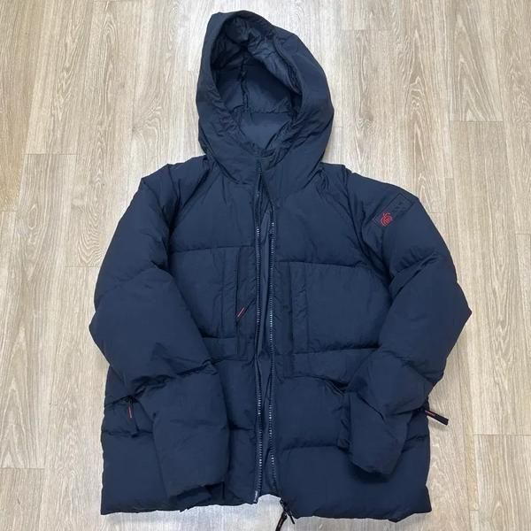 APPLERIND Padded Jacket (Category: Coats, Jackets and Outerwear) located in Singapore. Submitted by bunjangpartners (Listing ID 1470103473, Image 1). Description: This is a black padded jacket from the APPLERIND brand. It has a hood for excellent warmth and a clean design. Overall, it is in clean condition and is suitable for daily wear. Reasonable negotiation is possible. --[Before You Buy]-- Sourced from Bunjang, Korea's leading recommerce plat