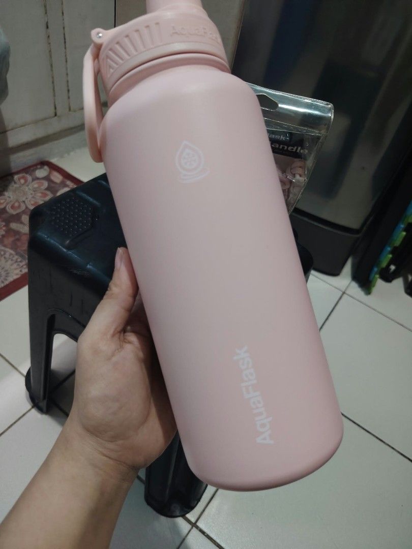 AquaFlask Ballet Pink 32oz (Category: Water Bottles & Tumblers) located in Paranaque City. Submitted by tyrusjob10 (Listing ID 1470127413, Image 2). Description: Declutter Aquaflask Ballet Pink 32oz Never been used. with Strap and boot rfs: im selling this since gift lang siya sakin and nalalakihan ako masyado huhu. 1100 for take all fixed na po brand new po ito🥺 Mod: lalamove or j&t mop: paymaya 📍Paranaque.