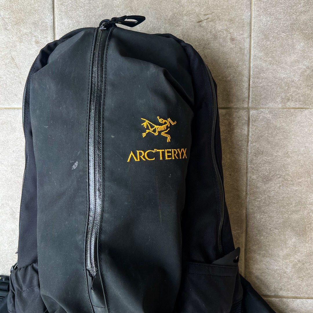 Arc'teryx Arro 22 Backpack (Category: Backpacks) located in Infanta. Submitted by albirthkith092698 (Listing ID 1469953951, Image 2). Description: •Arc’teryx Arro 22 Backpack (HIKING BAG)(Authentic)• Color: Black & Gold Dimes: 22x17 Condition: 9/10 (sign of usage,see detailed pics)complete tags DIMES AND OTHER DETAILS SWIPE LEFT ———————————————— Price: ₱2699 + shipping fee ———————————————— •NOTE• ⛓NO RETURN POLICY! ⛓Maximum 1-3 days reservation. 