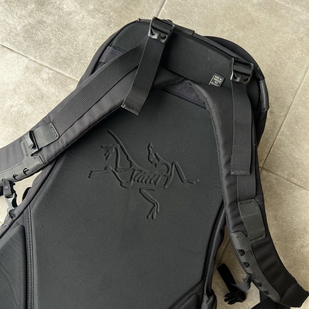 Arc'teryx Arro 22 Backpack (Category: Backpacks) located in Infanta. Submitted by albirthkith092698 (Listing ID 1469953951, Image 3). Description: •Arc’teryx Arro 22 Backpack (HIKING BAG)(Authentic)• Color: Black & Gold Dimes: 22x17 Condition: 9/10 (sign of usage,see detailed pics)complete tags DIMES AND OTHER DETAILS SWIPE LEFT ———————————————— Price: ₱2699 + shipping fee ———————————————— •NOTE• ⛓NO RETURN POLICY! ⛓Maximum 1-3 days reservation. 