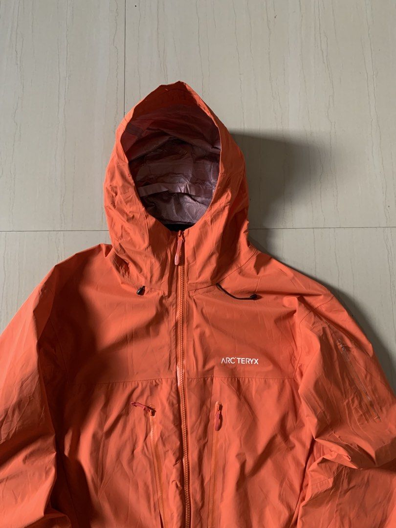 Arc’teryx Goretex (Category: Coats, Jackets and Outerwear) located in Quezon. Submitted by dr.wengfinds (Listing ID 1470120897, Image 2). Description: Medium to large 23x29 Sign of usage but still water proof Off .
