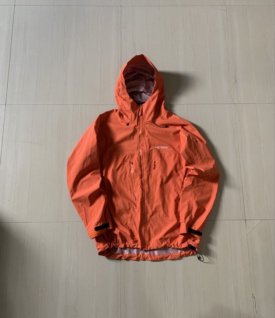 Arc’teryx Goretex (Category: Coats, Jackets and Outerwear) located in Quezon. Submitted by dr.wengfinds (Listing ID 1470120897, Image 1). Description: Medium to large 23x29 Sign of usage but still water proof Off .