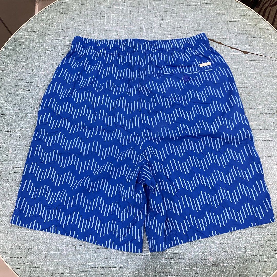 Armani Exchange Men's Zig-Zag Print Drawstring Shorts (Category: Shorts) located in Cabuyao City. Submitted by stuffwarsph (Listing ID 1469949020, Image 1). Description: Medium-Large Width 28 pasok hanggang 36 Length 20 Hem 12 Bnew condition 10/10 Color rate No issues ₱780.