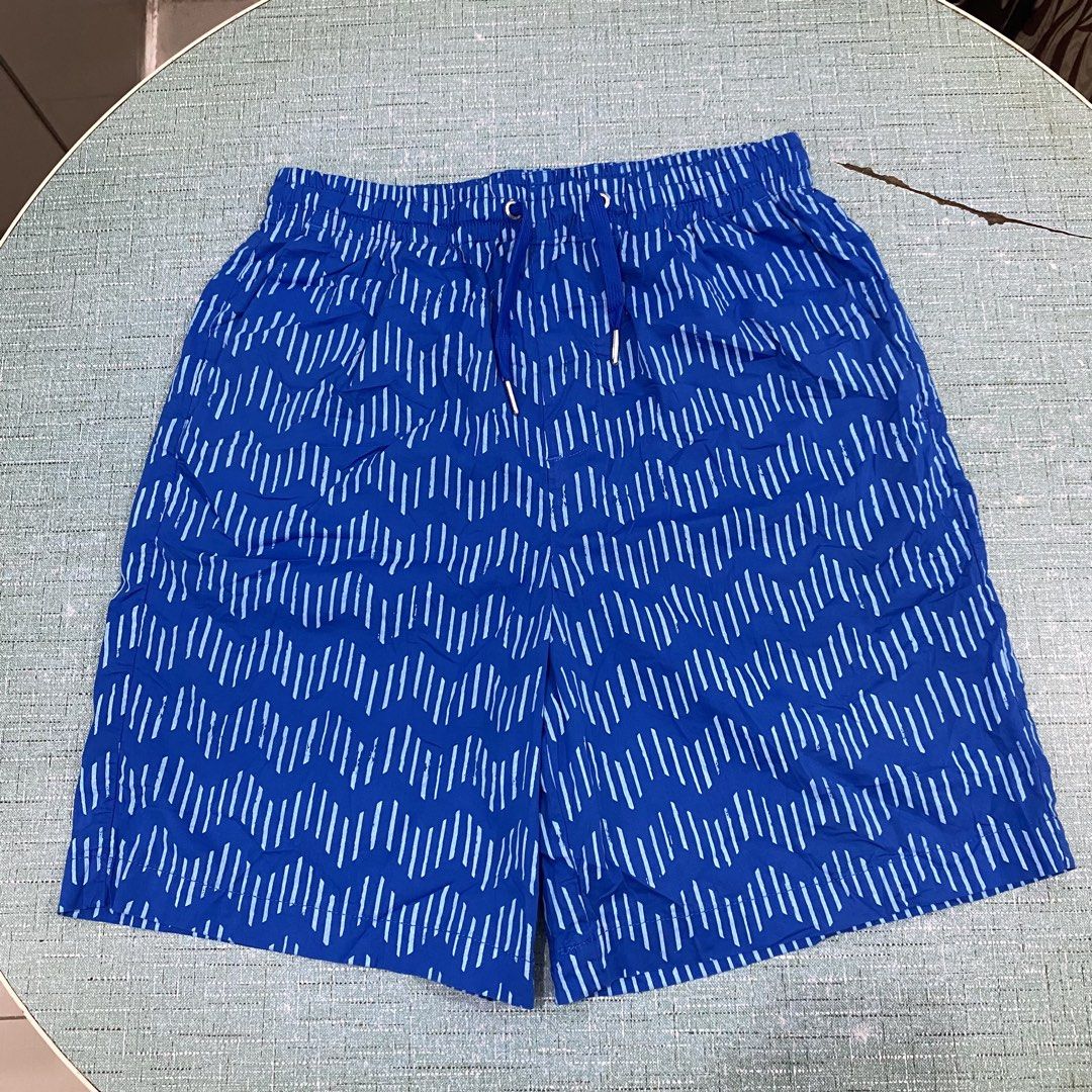 Armani Exchange Men's Zig-Zag Print Drawstring Shorts (Category: Shorts) located in Cabuyao City. Submitted by stuffwarsph (Listing ID 1469949020, Image 2). Description: Medium-Large Width 28 pasok hanggang 36 Length 20 Hem 12 Bnew condition 10/10 Color rate No issues ₱780.