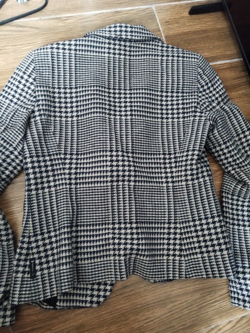 Armani Jeans Black White Houndstooth Blazer Size 44 EU (Category: Coats, Jackets and Outerwear) located in Cavite. Submitted by RAJATREASUREBOX (Listing ID 1470015728, Image 2). Description: - Brand: Armani Jeans - Style: Houndstooth blazer (black and white) - Size: 44 EU / 8 USA fits S-M - Fit: Tailored with structured shoulders - Details: Front button closure, fully lined interior, and metal brand chain at the collar.