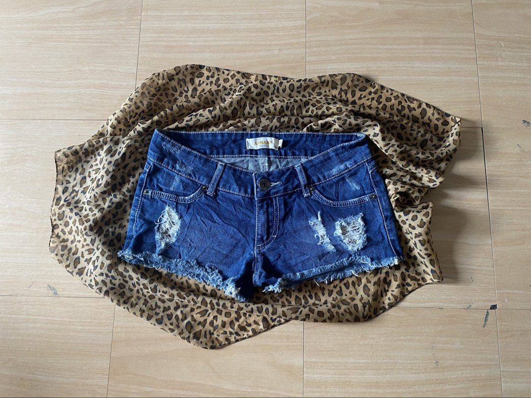asmanis low-rise distressed blue denim shorts (Category: Shorts) located in Manila. Submitted by lavernsloop (Listing ID 1470078366, Image 1). Description: size 25-26|low rise hard denim | lenght 9 📩DM FOR MORE DEETS!.