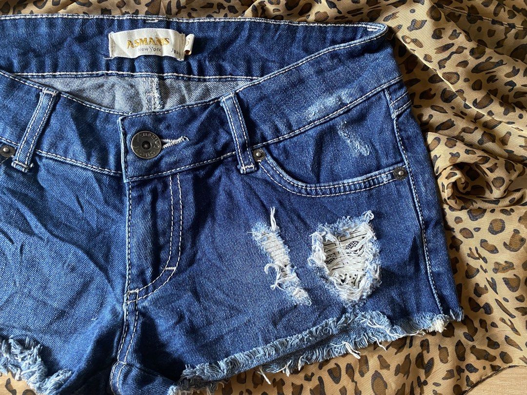 asmanis low-rise distressed blue denim shorts (Category: Shorts) located in Manila. Submitted by lavernsloop (Listing ID 1470078366, Image 2). Description: size 25-26|low rise hard denim | lenght 9 📩DM FOR MORE DEETS!.