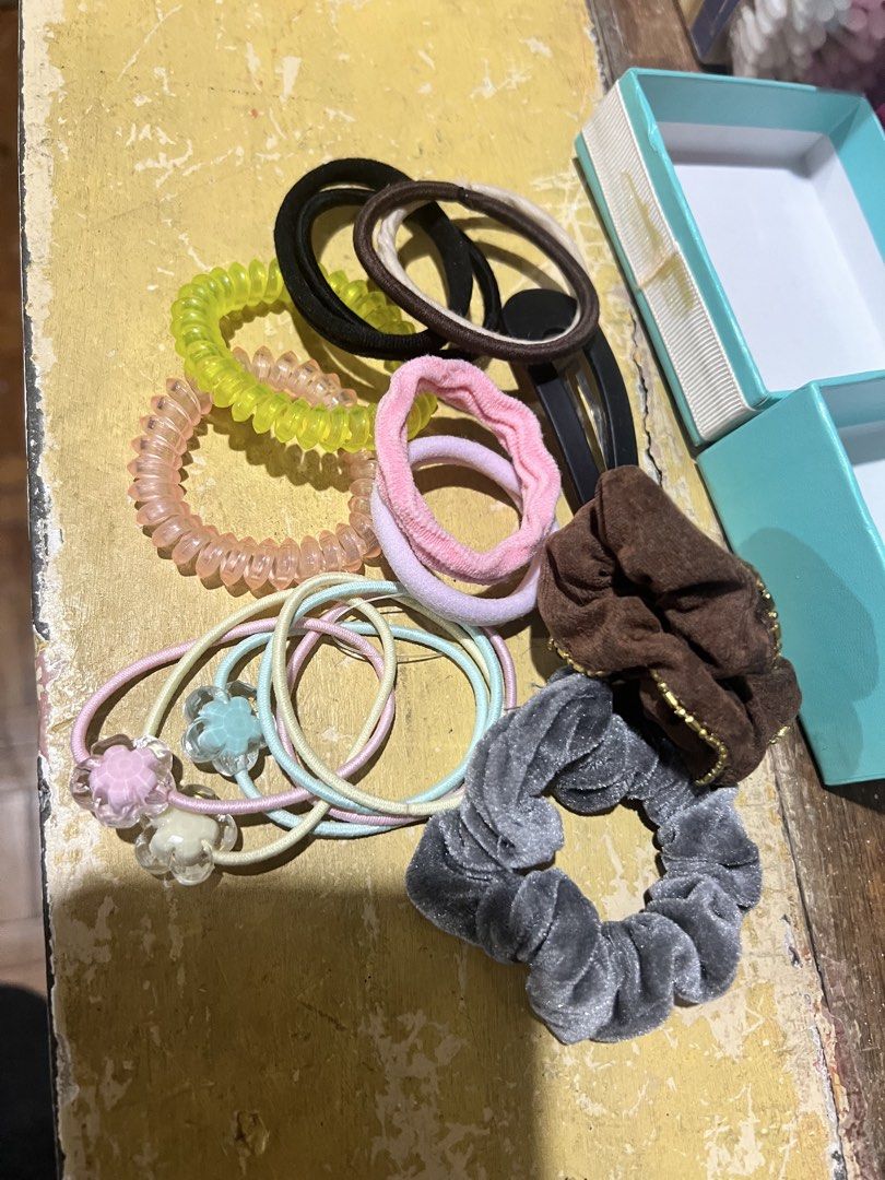 Assorted hair accessories (Category: Hair Accessories) located in Paranaque City. Submitted by arianem031087 (Listing ID 1470080499, Image 1). Description: .