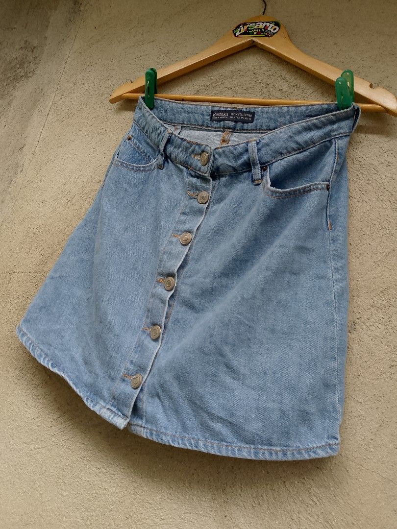 AUTHENTIC! " BERSHKA (soft denim skirt) " (Category: Skirts) located in Danao, Cebu. Submitted by psychypymb40965 (Listing ID 1470051150, Image 2). Description: details are in first photo ‎pm/dm for other details,issues or transactions ‎negotiable! 👊😁 ‎2nd Account Available Shoes, Bags, Sandals, Slippers & more footwear just click the link below 💚👇😁❤️ or follow for update stocks. ‎https://www.carousell.ph/u/azaiahnere02/?t-id=PJuARdaOwh_1792