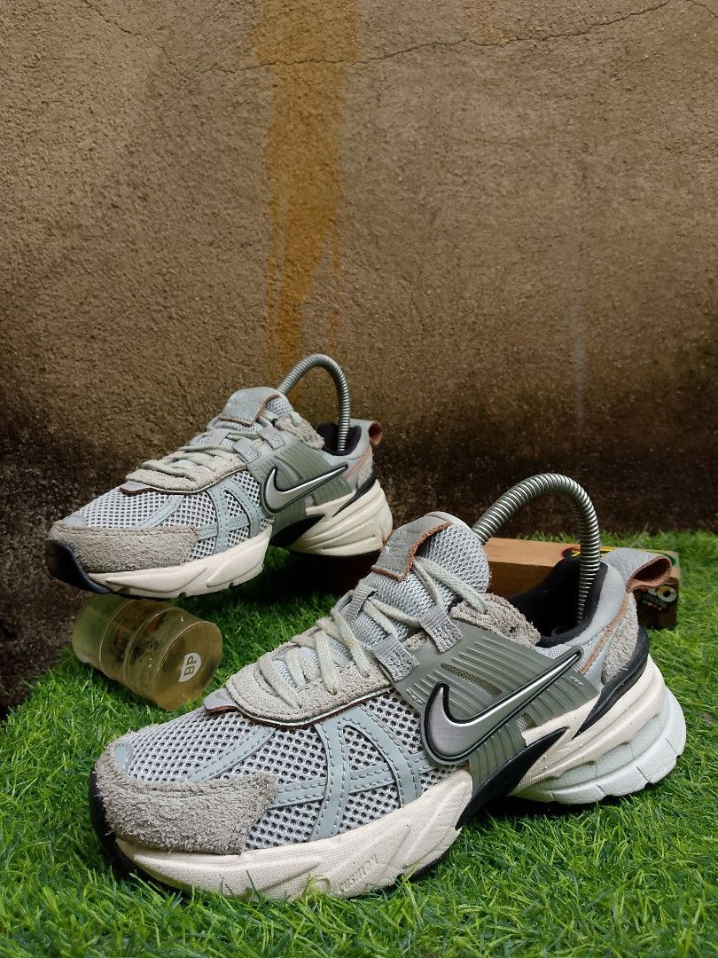 AUTHENTIC! " NIKE (V2k Run) UNISEX " (Category: Sneakers) located in Manila. Submitted by azaiahnere02 (Listing ID 1470044579, Image 3). Description: details are in first photo ‎pm/dm for other details,issues or transactions ‎negotiable! 👊😁 ‎2nd Account Available Shirts, Jeans, Jackets, Shorts & more garments just click the link in descriptions of the item 💚👇😁❤️ or follow for update stocks. ‎https://www.carousell.ph/u/psychypymb40965/?t-id=P