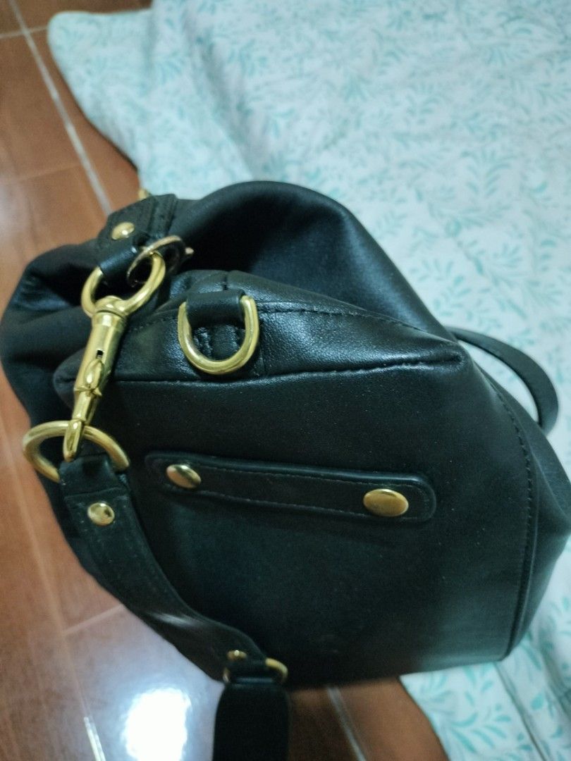 authentic bag (Category: Shoulder Bags) located in Malolos. Submitted by janette26 (Listing ID 1470095140, Image 1). Description: authentic bag like new gold hardware clean in &outside.