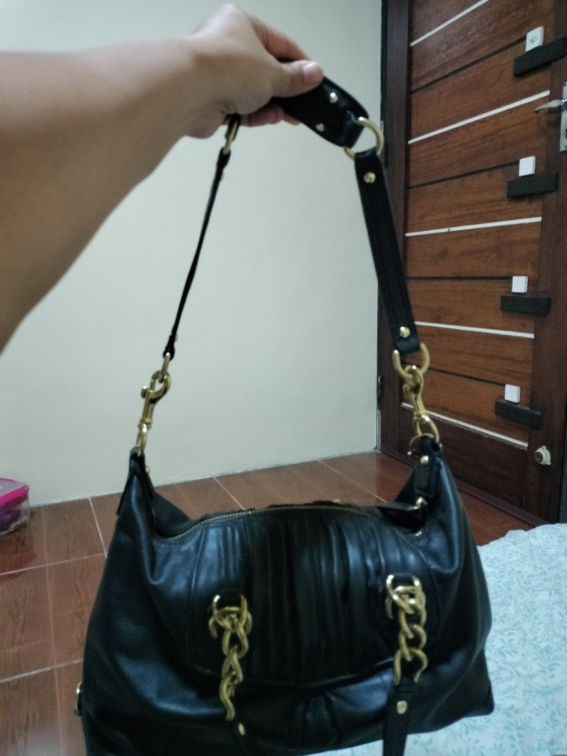 authentic bag (Category: Shoulder Bags) located in Malolos. Submitted by janette26 (Listing ID 1470095140, Image 3). Description: authentic bag like new gold hardware clean in &outside.