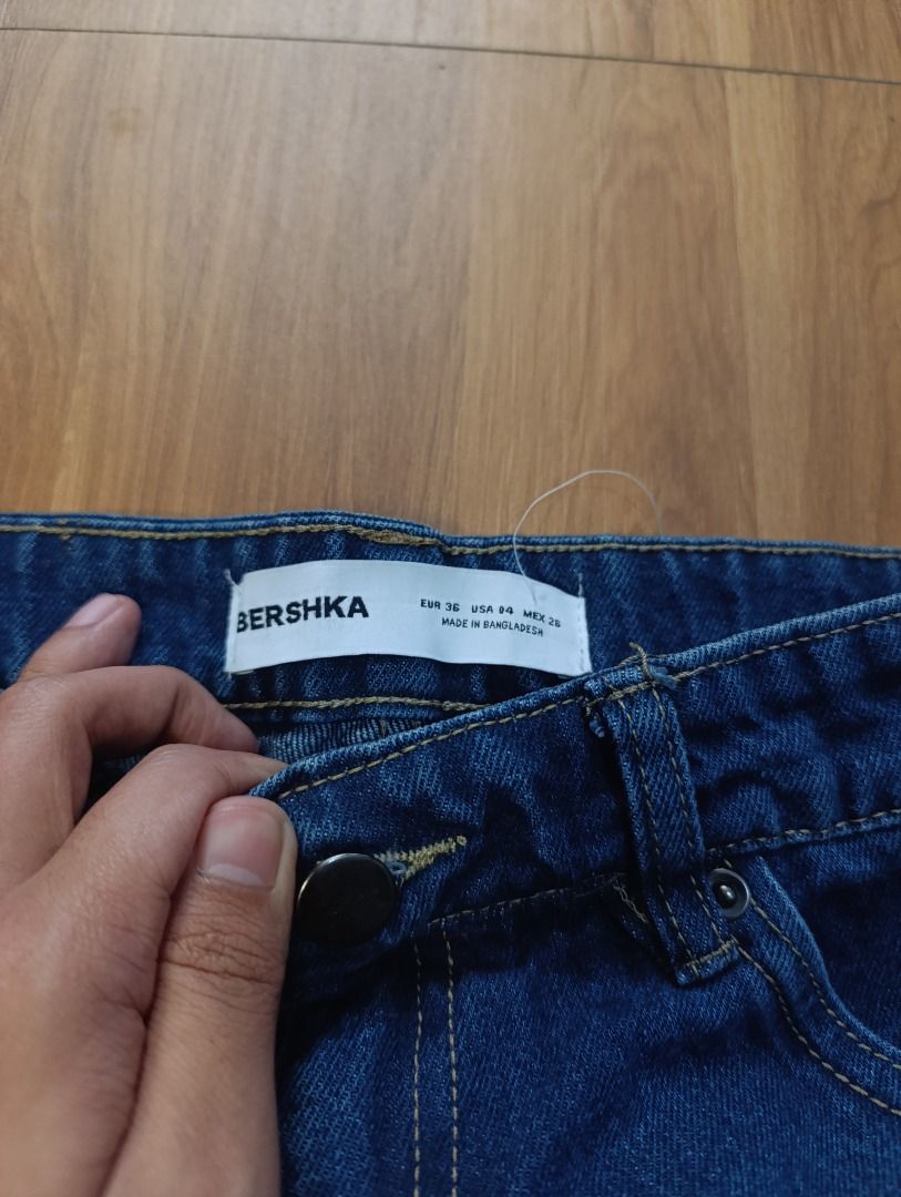 Authentic Bershka Dark Blue Denim Cargo Jorts (Category: Shorts) located in Bulacan. Submitted by koritoo (Listing ID 1470010429, Image 2). Description: Authentic Bershka Dark Blue Denim Cargo Jorts Good as new no issue Size S Dimensions: 29 Width 20 Length 9.5 Hem Color rate: 10/10.