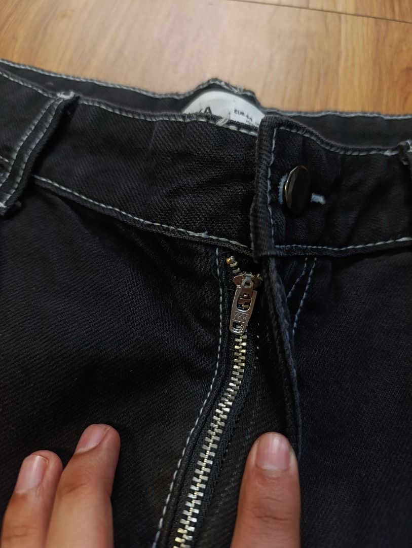 Authentic Bershka Jorts (Category: Shorts) located in Bulacan. Submitted by koritooo (Listing ID 1470008950, Image 2). Description: Authentic Bershka Jorts Good as new no issue Size L Dimensions: 35 Width 25 Length 13 Hem Color rate: 10/10.