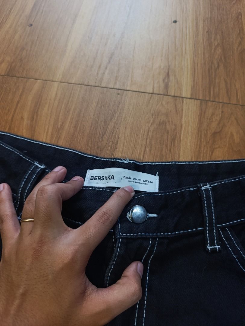 Authentic Bershka Jorts (Category: Shorts) located in Bulacan. Submitted by koritoo (Listing ID 1470009043, Image 3). Description: Authentic Bershka Jorts Good as new no issue Size L Dimensions: 35 Width 25 Length 13 Hem Color rate: 10/10.
