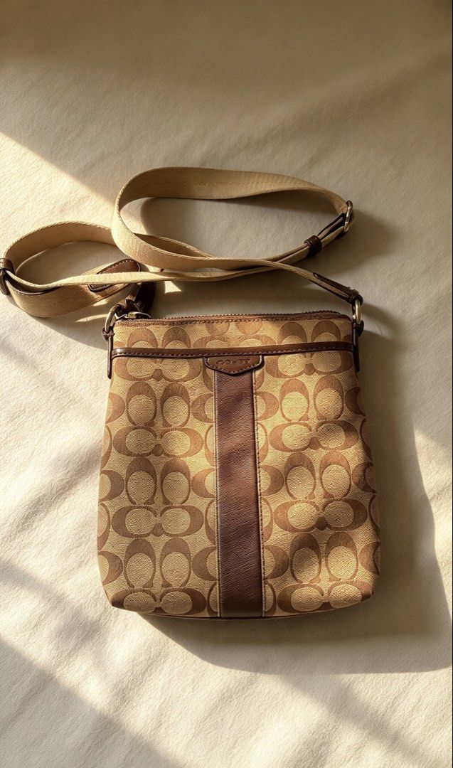 Authentic Coach Sling bag (Category: Luxury Bags & Wallets) located in Manila. Submitted by _revault (Listing ID 1469982448, Image 1). Description: need wash .