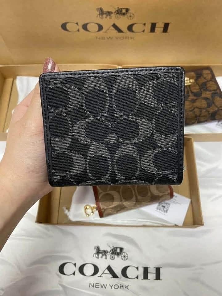 🇺🇸AUTHENTIC COACH WALLET 🇺🇸 (Category: Wallets & Card holders) located in Manila. Submitted by luckyperfectfinds (Listing ID 1469955351, Image 2). Description: .
