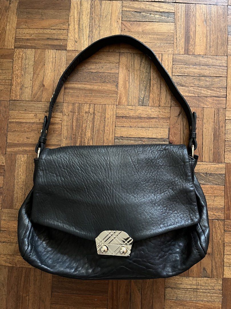 Authentic DAKS Shoulder Bag (Category: Shoulder Bags) located in Makati City. Submitted by yoursecondbest (Listing ID 1469962940, Image 1). Description: 100% genuine leather. 10/10 leather smell super bango. Just some light signs of usage. Great for office use! Marami nalalagay. Condition 9/10..