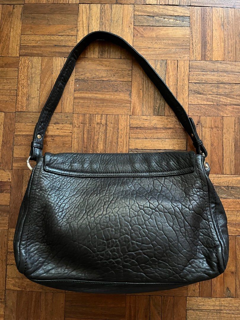 Authentic DAKS Shoulder Bag (Category: Shoulder Bags) located in Makati City. Submitted by yoursecondbest (Listing ID 1469962940, Image 2). Description: 100% genuine leather. 10/10 leather smell super bango. Just some light signs of usage. Great for office use! Marami nalalagay. Condition 9/10..