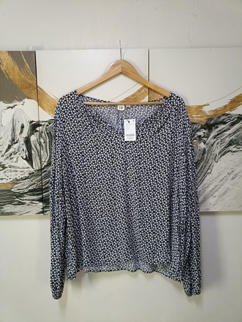 AUTHENTIC GAP Floral print long-sleeved blouse... (Category: Activewear) located in Manila. Submitted by bvnnie (Listing ID 1470062896, Image 2). Description: AUTHENTIC GAP Floral print long-sleeved blouse inches Armpit to Armpit/Widht 23.5 Lenght/24.5 back 26.5 fittings is Large Excellent Condition, Issue: Message if you have any other question about sizing. We do shipping nation wide I'm also A A open for video call so that you can see the item