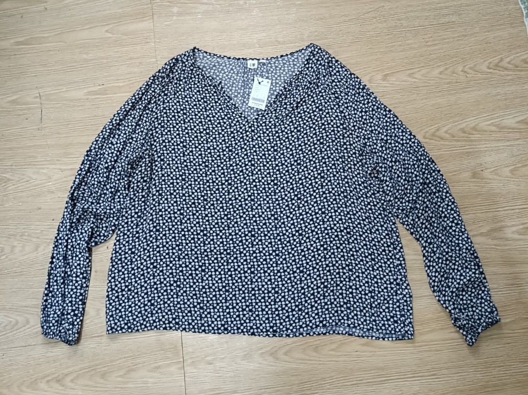 AUTHENTIC GAP Floral print long-sleeved blouse... (Category: Activewear) located in Manila. Submitted by bvnnie (Listing ID 1470062896, Image 3). Description: AUTHENTIC GAP Floral print long-sleeved blouse inches Armpit to Armpit/Widht 23.5 Lenght/24.5 back 26.5 fittings is Large Excellent Condition, Issue: Message if you have any other question about sizing. We do shipping nation wide I'm also A A open for video call so that you can see the item