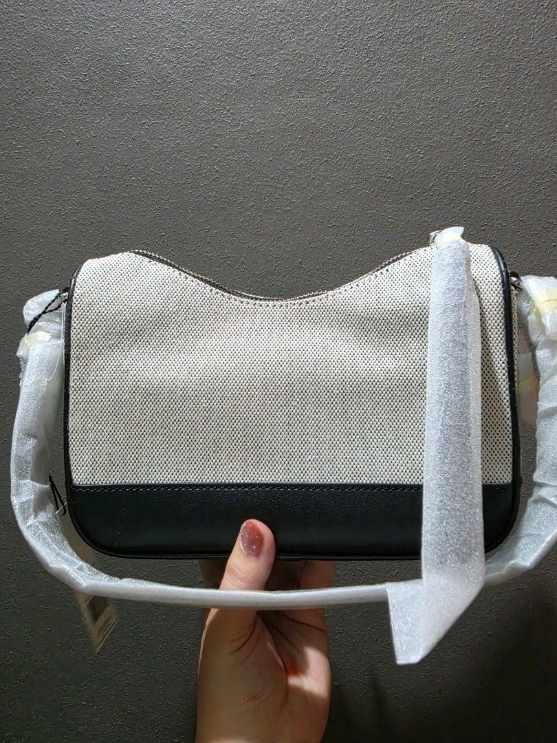 Authentic MJ Small Drifter (Category: Cross-body Bags) located in Manila. Submitted by chengcruz17 (Listing ID 1470091443, Image 2). Description: 100% Authentic Padala from US w/ paper bag Negotiable for sure buyer With minor flaws (see last pictures) not really visible Natago lang, never nagamit rfs: decluttering.