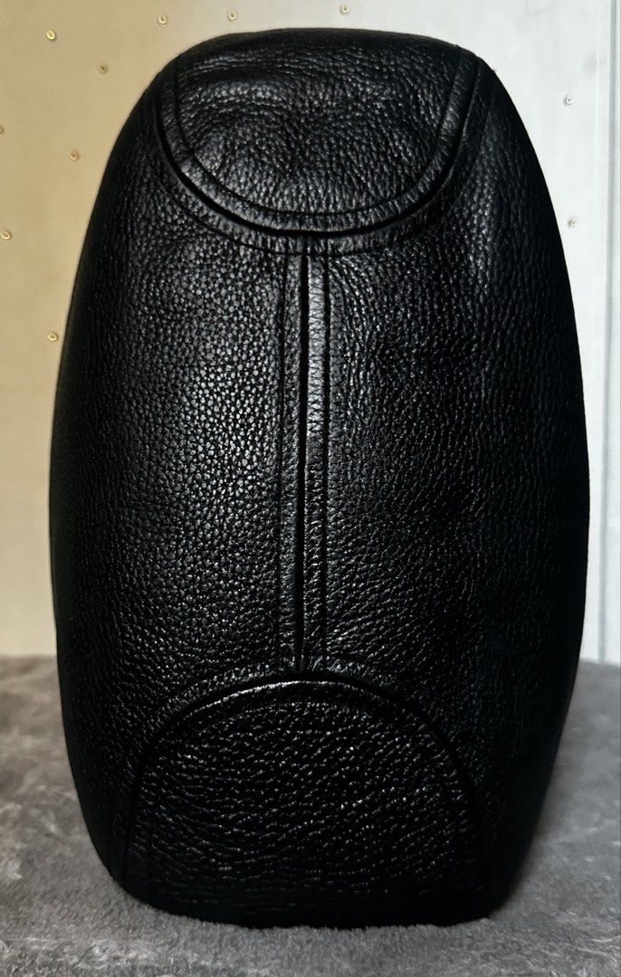 💯authentic MK black hobo pebbled leather Bag (Category: Shoulder Bags) located in Cavite. Submitted by chicfinds.slay (Listing ID 1470041919, Image 3). Description: ✨well maintained Clean and sanitized MK bag ✨japan source(super sulit 🧑‍🍳💋😍) ✨timeless versatile piece super chic&cool ✨interiors & exteriors are well maintained ✨leather is polish no rubs ✨signs of used on its hardware hairlines but not visible at all. Tarnished in goodway not v