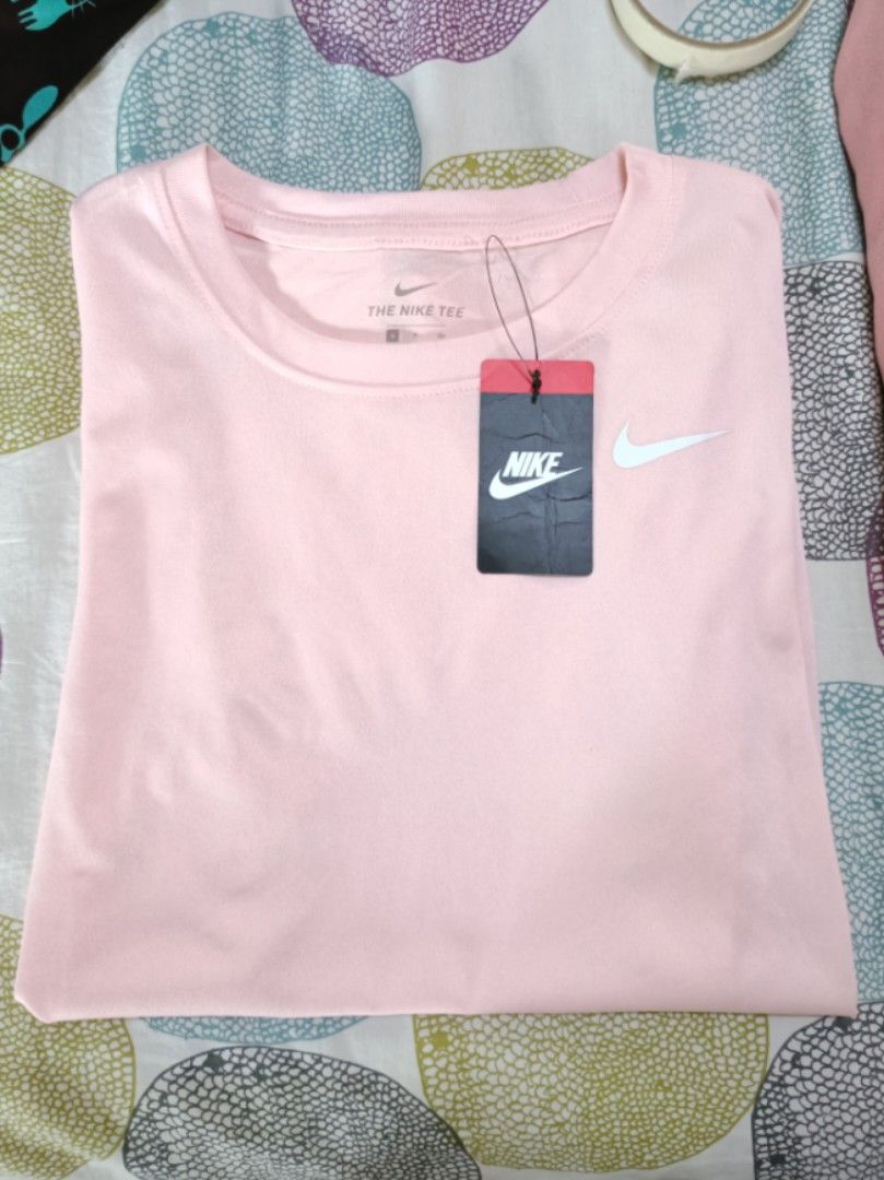 AUTHENTIC NIKE DRY LEGENT (Category: Activewear) located in Manila. Submitted by bvnnie (Listing ID 1469978253, Image 3). Description: AUTHENTIC NIKE DRY LEGENT inches Armpit to Armpit/Widht 18 Lenght/ 25 fittings is Medium Excellent Condition, Issue: Message if you have any other question about sizing. We do shipping nation wide I'm also A A open for video call so that you can see the item you 're interested to buy. Courier, DHL, JNT, LBC Mode o