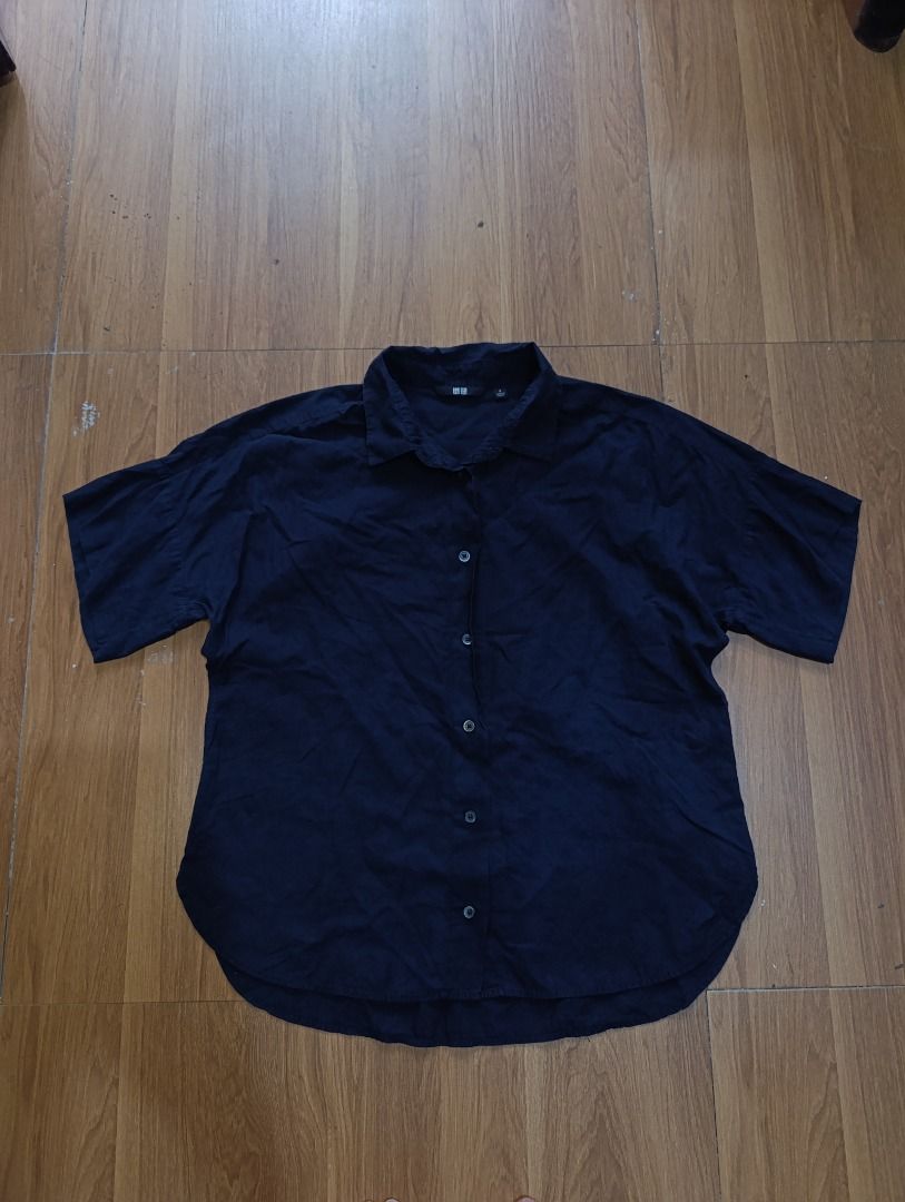 Authentic Uniqlo Polo (Category: Others Tops) located in Bulacan. Submitted by koritoo (Listing ID 1470017120, Image 1). Description: Authentic Uniqlo Polo Good as new no issue Size S Dimensions: 20 Width 19 Waist 22.5-24 Length Color rate: 10/10.