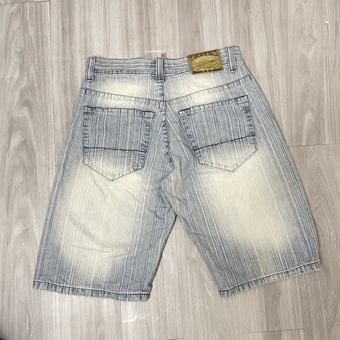 Avirex Lightwash Jorts (Category: Activewear) located in Cebu City. Submitted by looted.goods (Listing ID 1470102917, Image 2). Description: 34x24 Leg Opening: 13 .