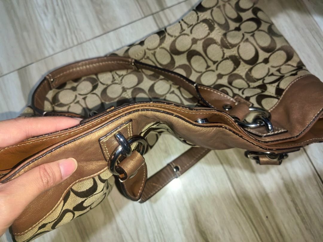 Bag (Category: Shoulder Bags) located in Caloocan City. Submitted by willowbrown (Listing ID 1469987877, Image 3). Description: Coach Penelope Signature Shopper Tote Bag ✅ Original ✅ Lalamove ✅ Meet-up near my location 📍 Las Piñas .