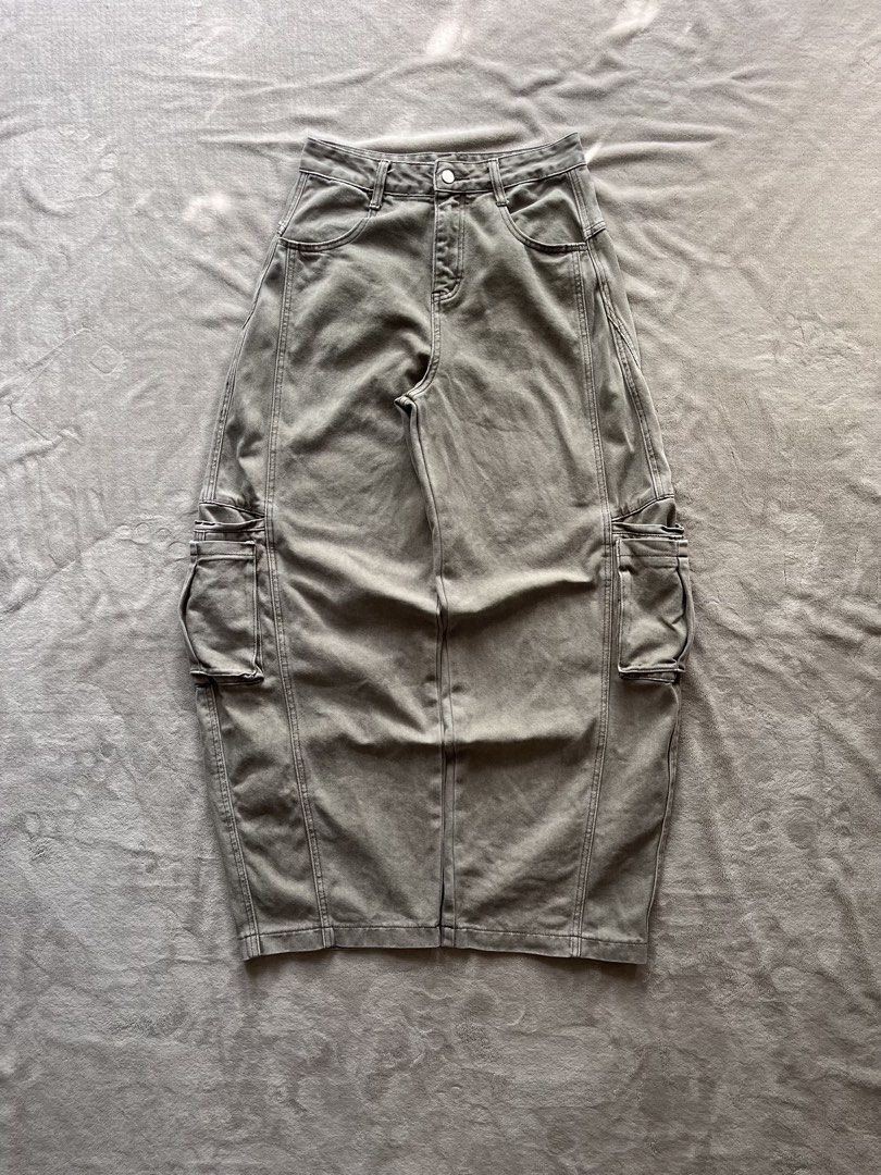 BAGGY CARGO (Category: Jeans) located in Guagua. Submitted by mid_thrift (Listing ID 1470094943, Image 1). Description: 💠CARGO PANTS💠 DIMES: W-30 L-41 H-11 Issue: NONE Color rate : 9/10.