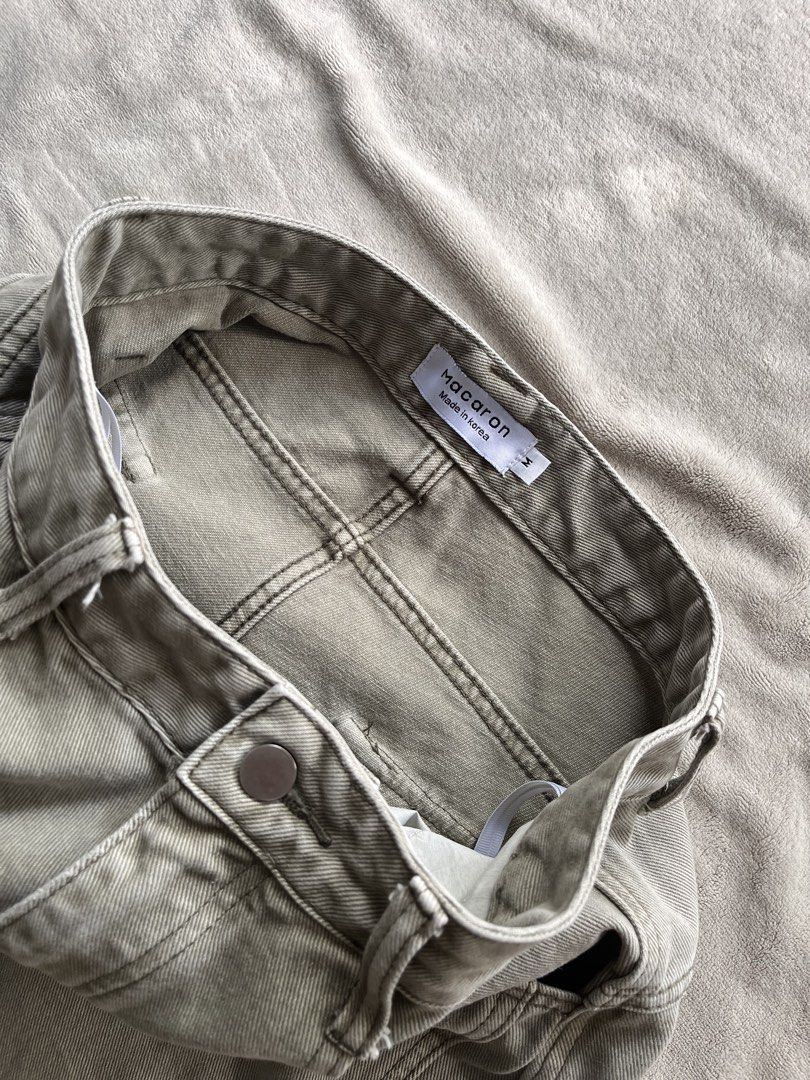 BAGGY CARGO (Category: Jeans) located in Guagua. Submitted by mid_thrift (Listing ID 1470094943, Image 2). Description: 💠CARGO PANTS💠 DIMES: W-30 L-41 H-11 Issue: NONE Color rate : 9/10.