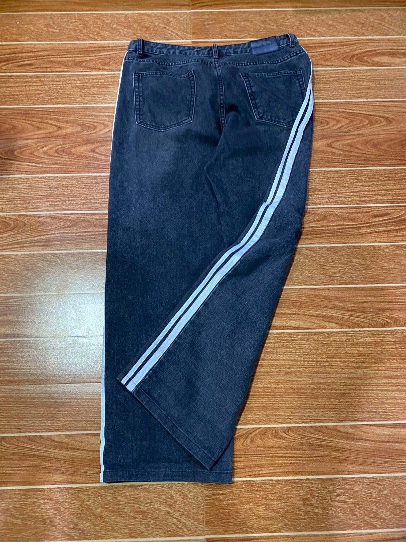 BAGGY PANTS (Category: Jeans) located in Biao. Submitted by benthrift09 (Listing ID 1470056404, Image 3). Description: BAGGY PANTS STRIPES ADIDAS VIBES .
