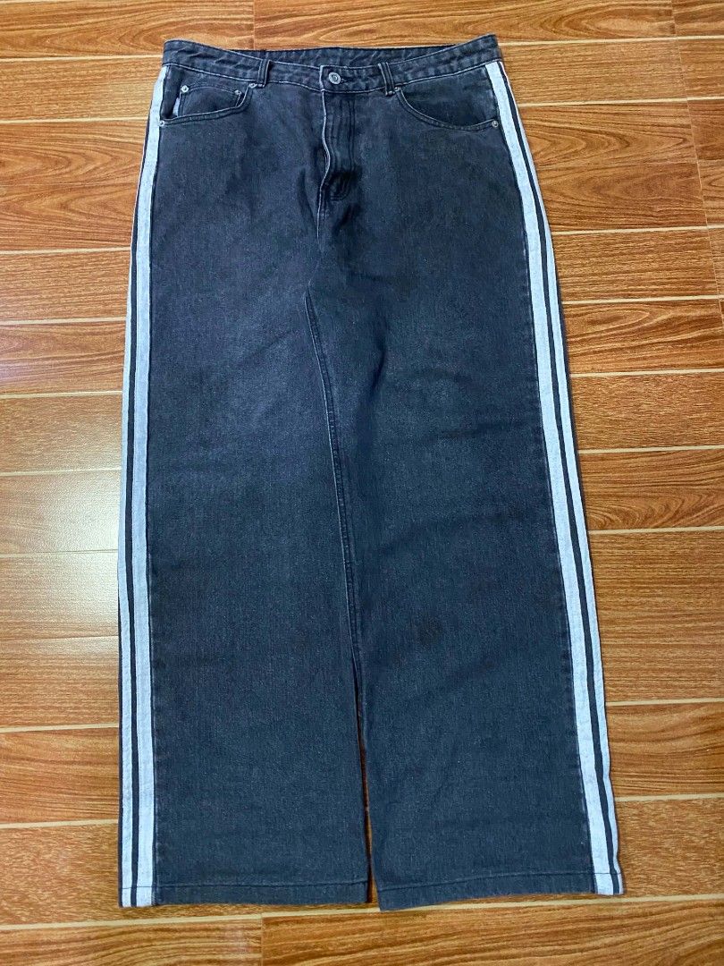 BAGGY PANTS (Category: Jeans) located in Biao. Submitted by benthrift09 (Listing ID 1470056404, Image 1). Description: BAGGY PANTS STRIPES ADIDAS VIBES .