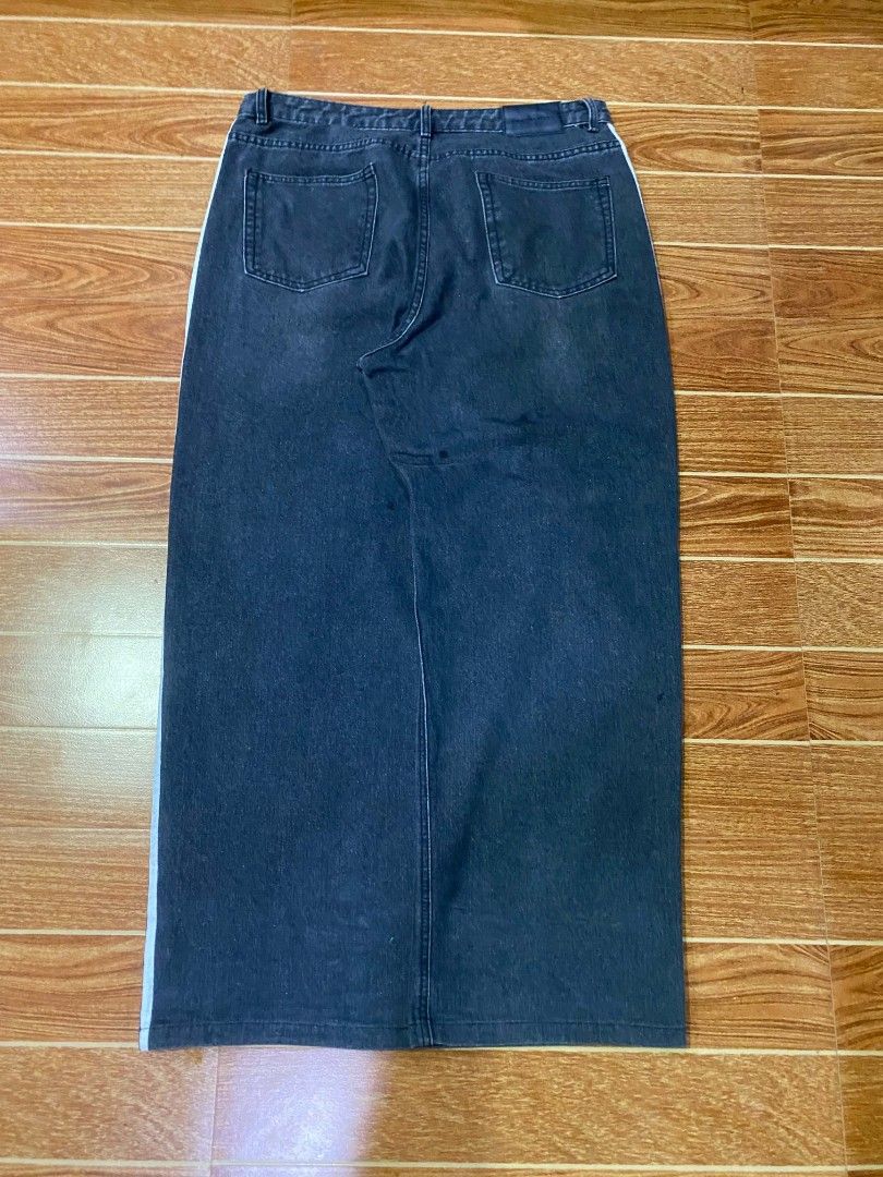 BAGGY PANTS (Category: Jeans) located in Biao. Submitted by benthrift09 (Listing ID 1470056404, Image 2). Description: BAGGY PANTS STRIPES ADIDAS VIBES .