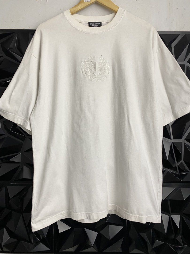 BALEN BB LION GLOW IN THE DARK (Category: Coats, Jackets and Outerwear) located in Bulacan. Submitted by balenciaga_apparel01 (Listing ID 1470122564, Image 1). Description: BALEN BB LION GLOW IN THE DARK - 23 WIDTH X 30 LENGTH - EXCELLENT CONDITION LIKE BNEW - COMPLETE TAGS - COLOR RATE: 9/10 - NO ISSUE - FREE SHIPPING NATIONWIDE - LOC BULACAN .