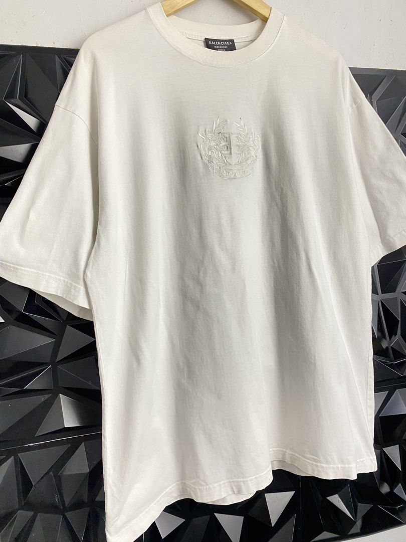 BALEN BB LION GLOW IN THE DARK (Category: Coats, Jackets and Outerwear) located in Bulacan. Submitted by balenciaga_apparel01 (Listing ID 1470122564, Image 3). Description: BALEN BB LION GLOW IN THE DARK - 23 WIDTH X 30 LENGTH - EXCELLENT CONDITION LIKE BNEW - COMPLETE TAGS - COLOR RATE: 9/10 - NO ISSUE - FREE SHIPPING NATIONWIDE - LOC BULACAN .