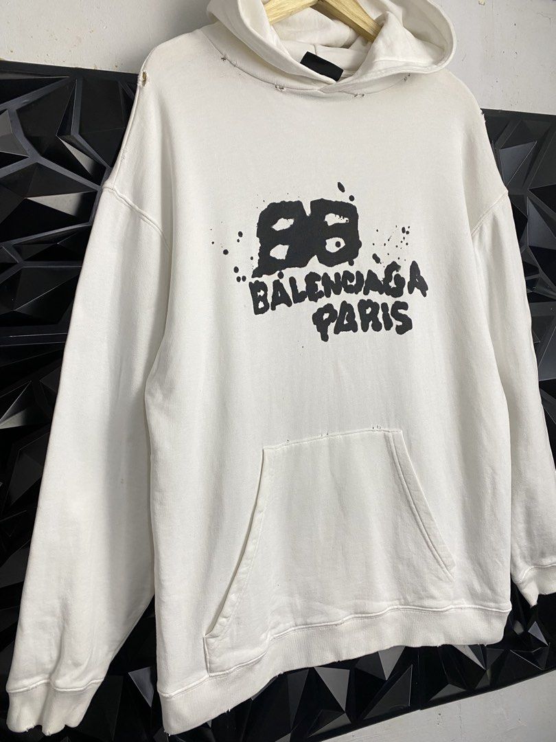 BALEN GRAFFITI LOGO DESIGN HOODIE (Category: Coats, Jackets and Outerwear) located in Bulacan. Submitted by balenciaga_apparel01 (Listing ID 1470127591, Image 2). Description: BALEN GRAFFITI LOGO DESIGN HOODIE - 23 WIDTH X 29 LENGTH - EXCELLENT CONDITION LIKE BNEW - COMPLETE TAGS - COLOR RATE 9.5/10 - NO ISSUE - FREE SHIPPING NATIONWIDE - LOC BULACAN .