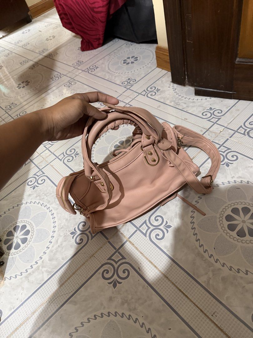Balenciaga (Category: Luxury Bags & Wallets) located in Manila. Submitted by kayecake_ (Listing ID 1469948954, Image 3). Description: .
