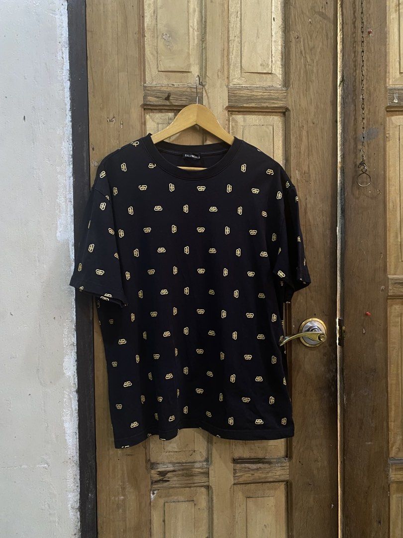 BALENCIAGA AOP (Category: Tshirts & Polo Shirts ) located in Manaoag. Submitted by mangthrifttayo (Listing ID 1469995953, Image 1). Description: BALENCIAGA 🖤!! NO ISSUE EXCELLENT CONDITION SIZE XS ON TAG DIMES 22x27 PRICE: 1000.