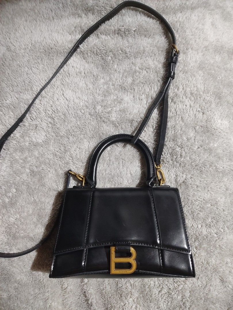 Balenciaga two way bag (Category: Cross-body Bags) located in Paete. Submitted by xiaochao.16 (Listing ID 1470091314, Image 1). Description: .
