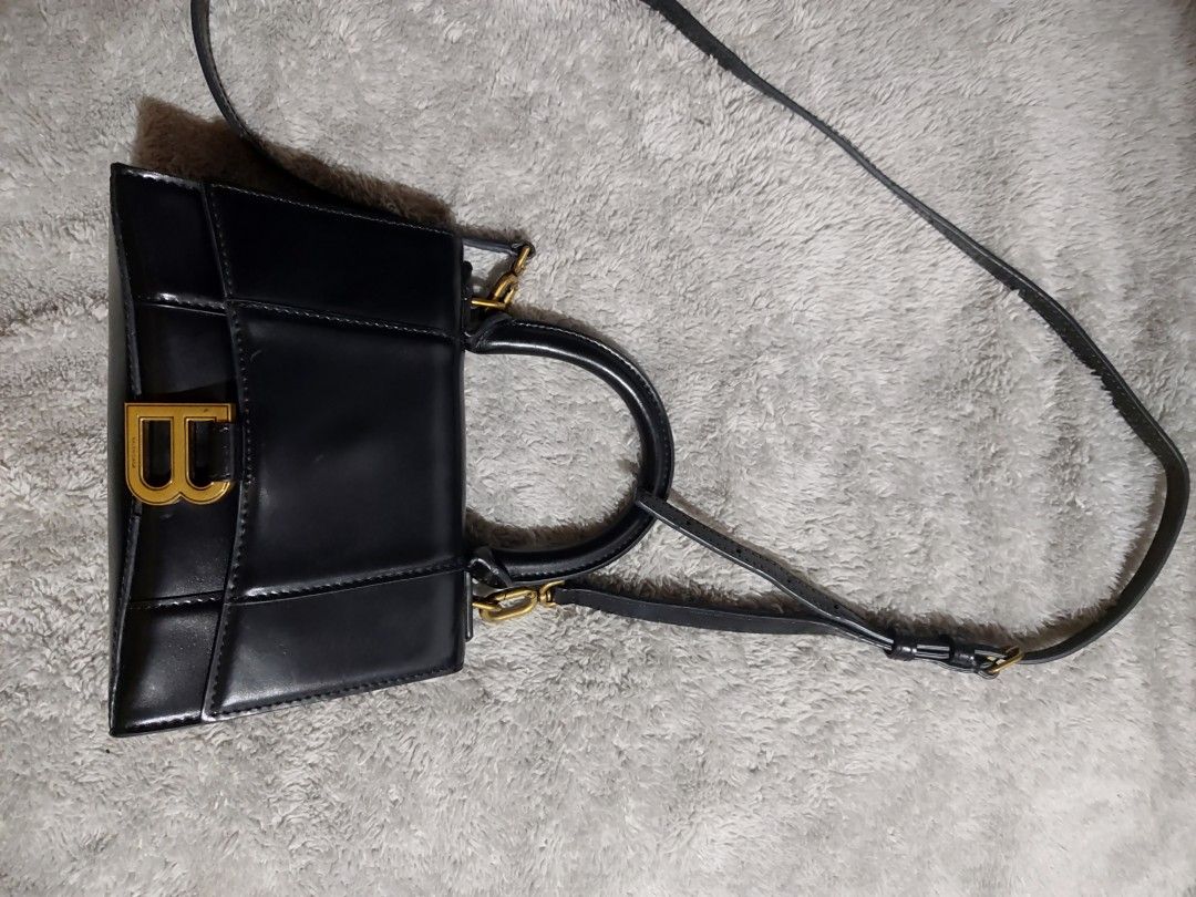 Balenciaga two way bag (Category: Cross-body Bags) located in Paete. Submitted by xiaochao.16 (Listing ID 1470091314, Image 3). Description: .