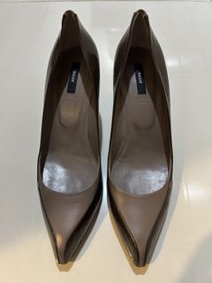 (Category: ) located in . Submitted by miss.manolos.closet (Listing ID 1469949291, Image 1). Description: .