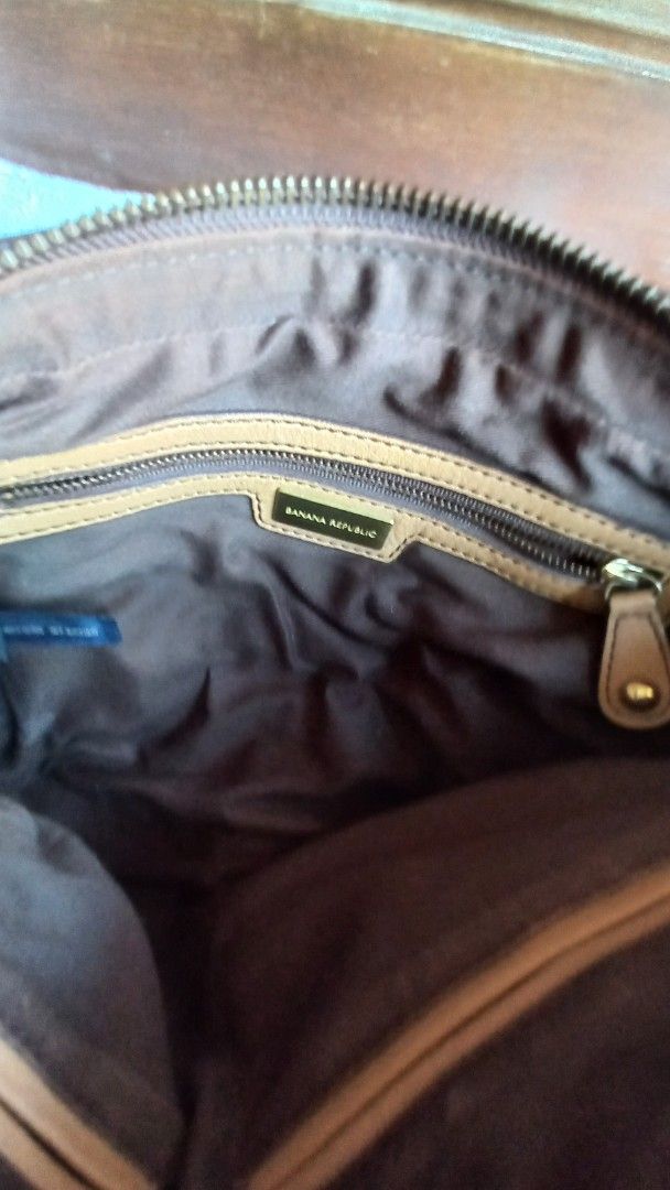 Banana Republic Tan Leather Handbag (Category: Luxury Bags & Wallets) located in Rizal. Submitted by mayra74 (Listing ID 1470141380, Image 3). Description: - Brand: Banana Republic - Material: Genuine cow leather shell with brown fabric lining - Color: Tan with brass-tone hardware - Closure: Zipper top closure - Handles: Dual carrying handles - Interior: Clean with a zippered pocket and brand logo plaque - Condition: Clean interior and exterior.